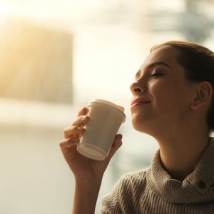 コーヒーを片手にくつろぐ女性