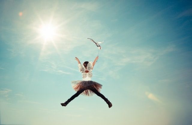 女の子が空に向かって飛び上がる画像