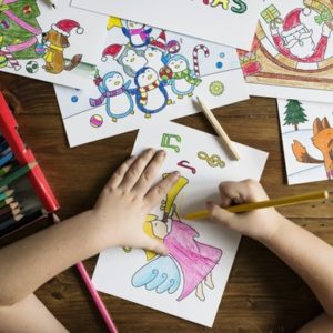 子どもがお絵かきしている画像