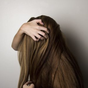 髪を抱える女性の画像