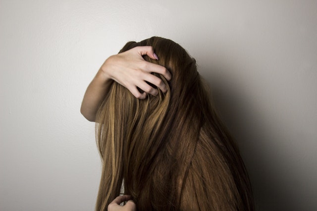 髪を抱える女性の画像
