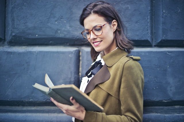 本を読んでいる女性の画像