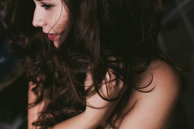 髪を触る女性の画像