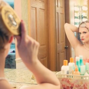 鏡の前に座る女性の画像