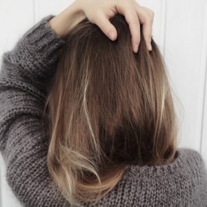 髪に手を当てる女性